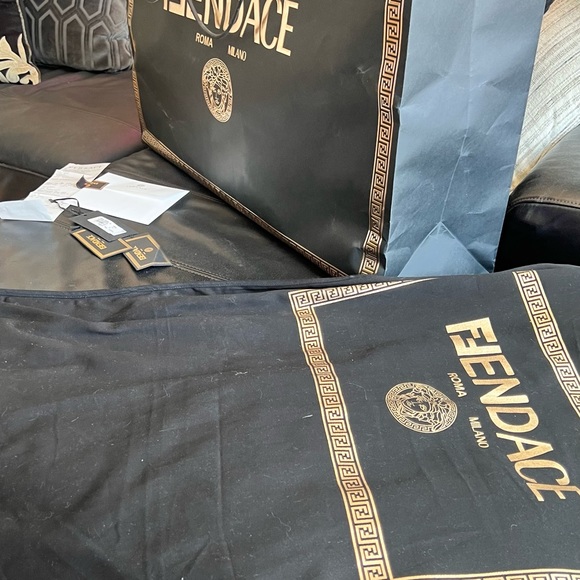 Unique, one-of-a-kind, peace by Fendace only worn once. - Picture 9 of 9